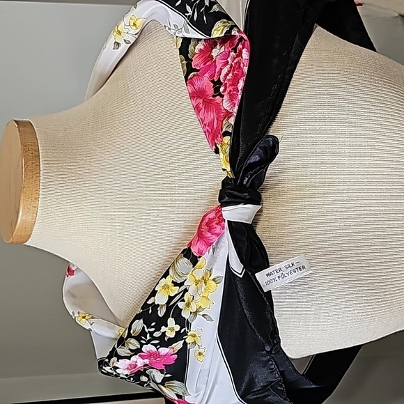 Beautiful‎ women's 34" square scarf. Water silk 💯 % polyester. Rn#76541 - Picture 4 of 5